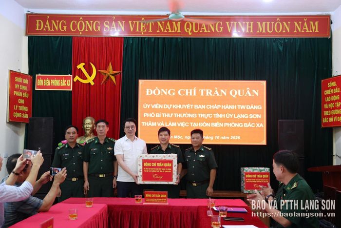 Đồng chí Phó Bí thư Thường trực Tỉnh ủy tặng quà Đồn Biên phòng Bắc Xa