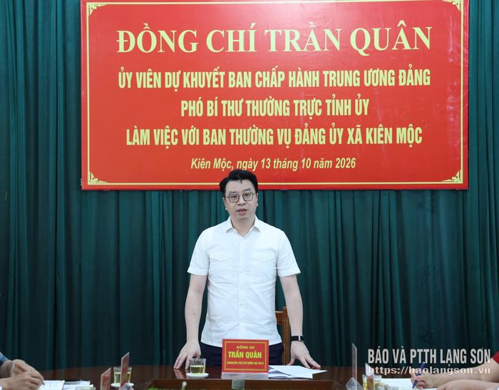 Đồng chí Trần Quân, Ủy viên dự khuyết Trung ương Đảng, Phó Bí thư Thường trực Tỉnh ủy phát biểu tại buổi làm việc với Ban Thường vụ Đảng ủy xã Kiên Mộc
