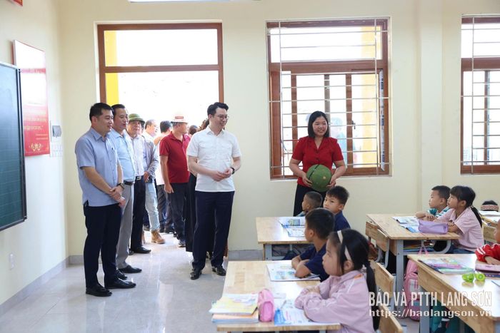 Đồng chí Phó Bí thư Thường trực Tỉnh ủy và đoàn công tác tham quan Trường Phổ thông nội trú Tiểu học và THCS Kiên Mộc