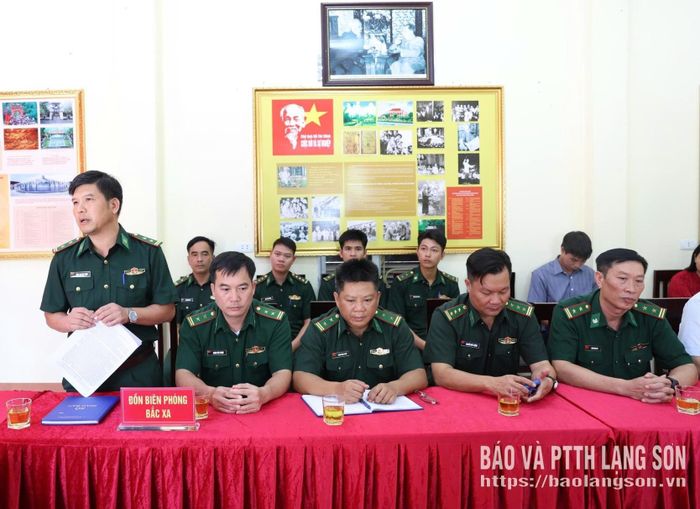Đại diện Đồn Biên phòng Bắc Xa báo cáo kết quả công tác với đồng chí Phó Bí thư Thường trực Tỉnh ủy