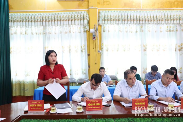 Đồng chí Bí thư Đảng ủy xã Kiên Mộc trình bày báo cáo kết quả công tác 9 tháng đầu năm