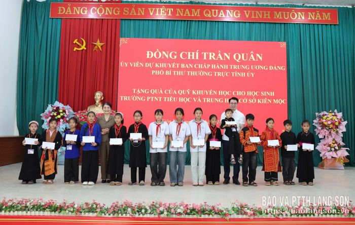 Đồng chí Phó Bí thư Thường trực Tỉnh ủy tặng quà cho học sinh Trường Phổ thông nội trú Tiểu học và THCS Kiên Mộc