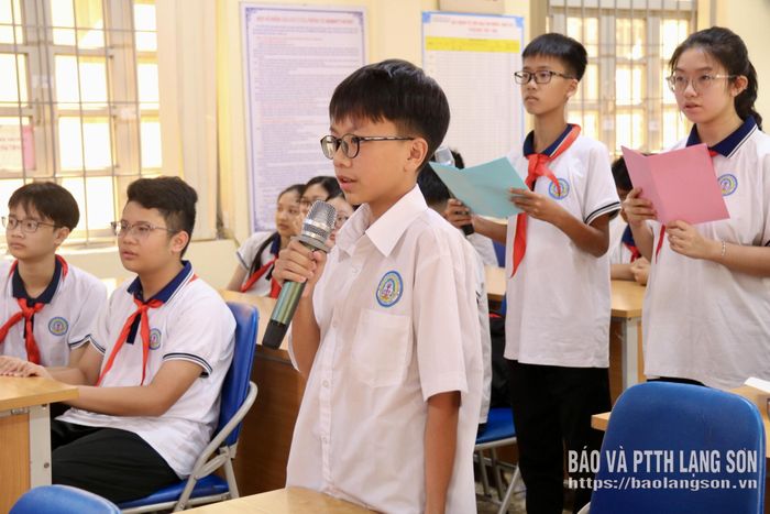 Học sinh tham gia thảo luận tại buổi giao lưu