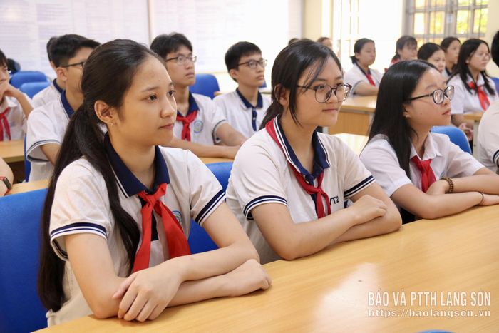 Học sinh tham gia buổi giao lưu