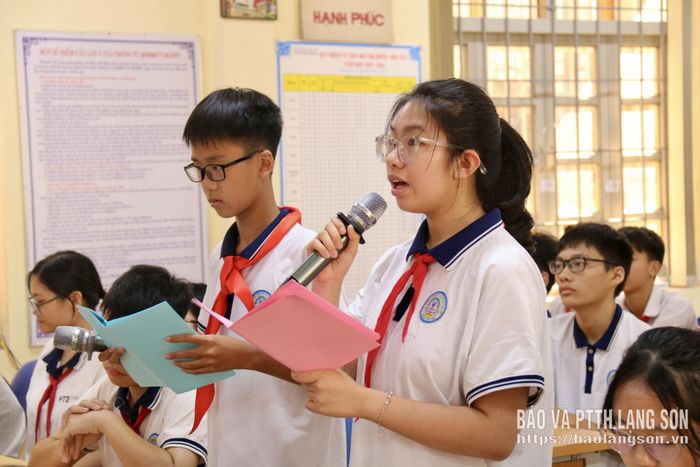 Các em học sinh tham gia trao đổi tại buổi giao lưu