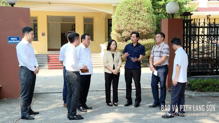 Đồng chí Bí thư Tỉnh ủy, Phó Bí thư Tỉnh ủy và các thành viên trong đoàn công tác khảo sát thực tế trụ sở cũ của Sở Văn hóa, Thể thao và Du lịch (phường Đông Kinh)