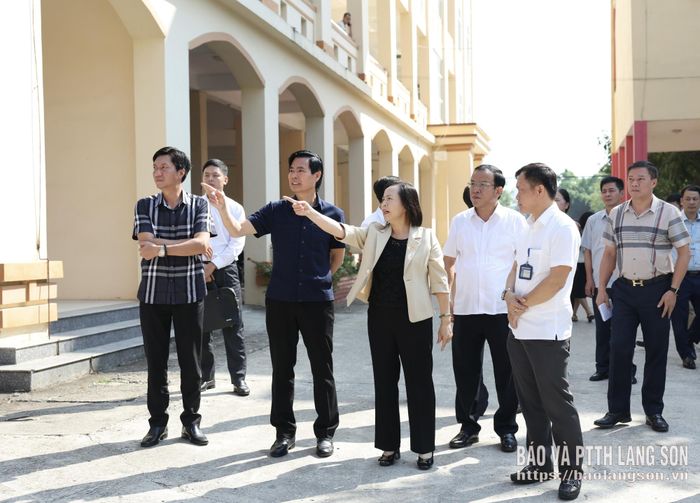 Đồng chí Bí thư Tỉnh ủy, Phó Bí thư Tỉnh ủy và các thành viên đoàn công tác khảo sát thực tế tại Trường Chính trị Hoàng Văn Thụ