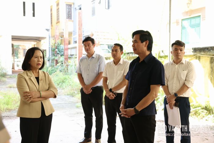 Đồng chí Bí thư Tỉnh ủy, Phó Bí thư Tỉnh ủy và các thành viên trong đoàn công tác khảo sát thực tế trụ sở cũ của Trung tâm Kiểm soát bệnh tật tỉnh (phường Lương Văn Tri)
