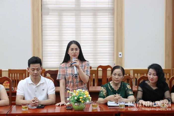 Đại diện hợp tác xã trên địa bàn xã nêu ý kiến tại hội nghị