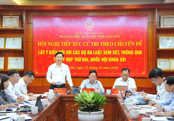 Đồng chí Nguyễn Hoàng Tùng, Ủy viên Ban Thường vụ Tỉnh ủy, Phó Chủ tịch Thường trực Ủy ban MTTQ Việt Nam tỉnh thông tin làm rõ một số vấn đề cử tri quan tâm