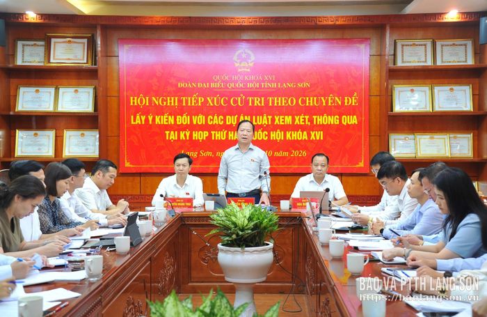 Đồng chí Nguyễn Đặng Ân, Phó Trưởng Đoàn ĐBQH tỉnh phát biểu tại hội nghị tiếp xúc cử tri