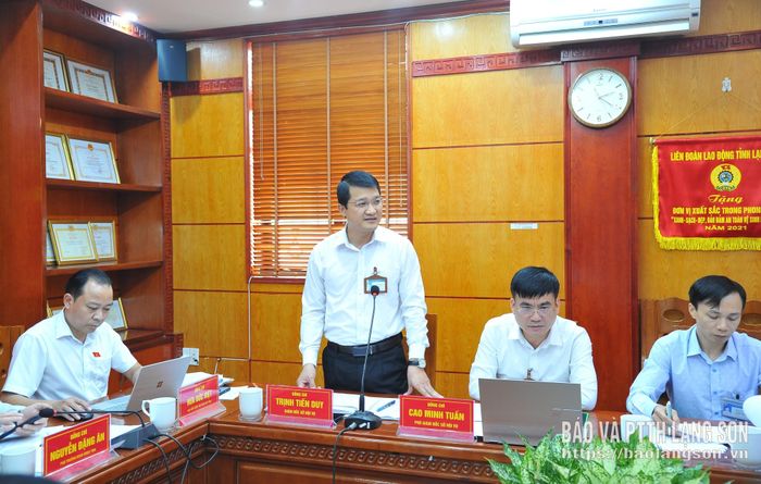 Giám đốc Sở Nội vụ phát biểu tại hội nghị tiếp xúc cử tri