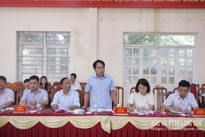 Lãnh đạo xã Hoa Thám báo cáo tại buổi kiểm tra