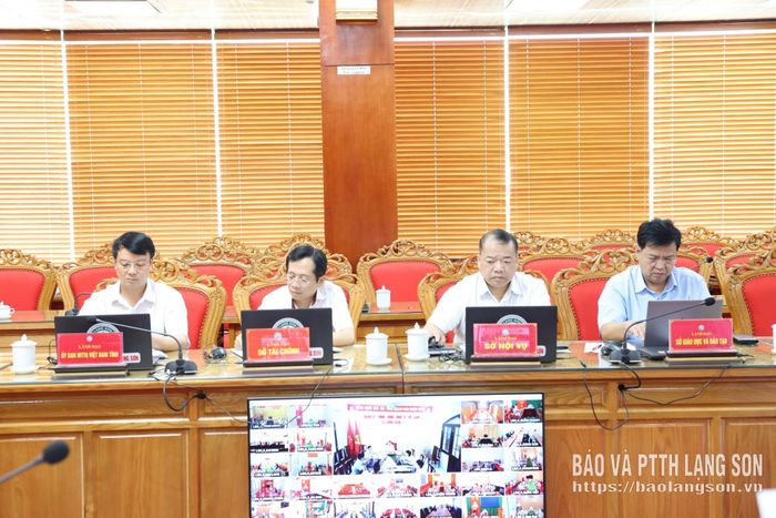 Các đại biểu tham dự cuộc họp tại điểm cầu UBND tỉnh