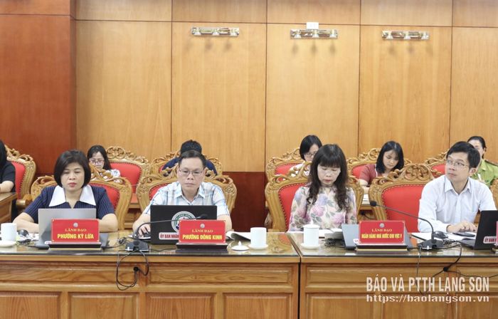 Các đại biểu nghiên cứu tài liệu cuộc họp