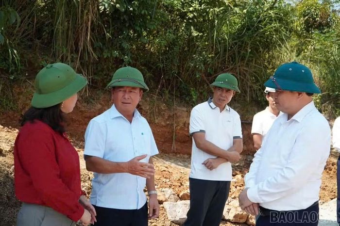 Đồng chí Sùng A Lềnh khảo sát tuyến đường giao thông nông thôn đang thi công tại tổ dân phố Quân Chanh.