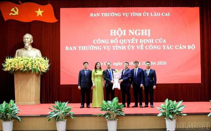 Lãnh đạo các đơn vị tặng hoa chúc mừng các đồng chí nhận nhiệm vụ mới.