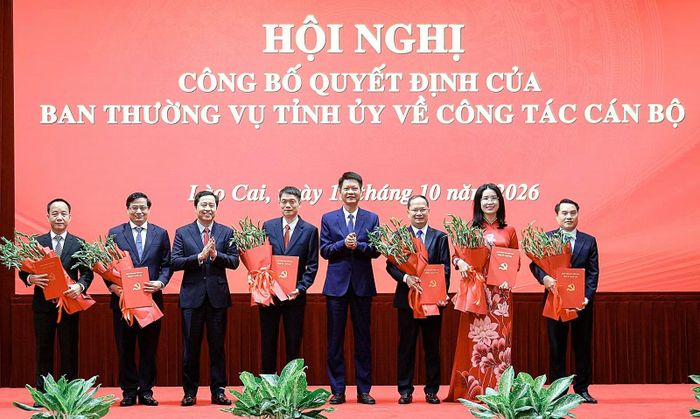 Bí thư Tỉnh ủy Dương Quốc Huy và Phó Bí thư Tỉnh ủy, Chủ tịch Ủy ban MTTQ Việt Nam tỉnh Nguyễn Thế Phước trao quyết định, tặng hoa chúc mừng các cán bộ được điều động, phân công nhiệm vụ mới.