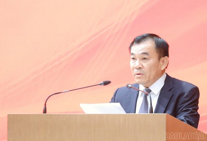 Đồng chí Phạm Toàn Thắng - Ủy viên Ban Thường vụ, Trưởng Ban Tổ chức Tỉnh ủy công bố các quyết định của Ban Thường vụ Tỉnh ủy về công tác cán bộ.