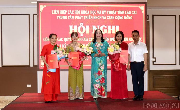 Lãnh đạo Trung tâm Phát triển Khoa học công nghệ và Chăm sóc sức khỏe cộng đồng trao quyết định bổ nhiệm, tặng hoa chúc mừng các đồng chí được giao nhiệm vụ lãnh đạo các phòng chuyên môn.