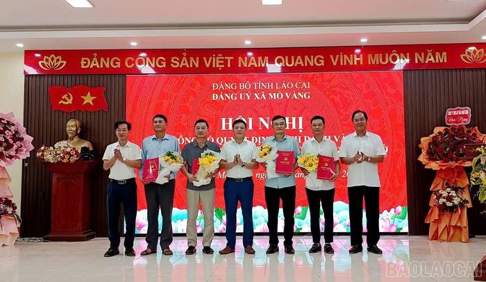 Thường trực Đảng ủy xã Mỏ Vàng trao quyết định cho các chi bộ mới thành lập và định danh chi bộ.