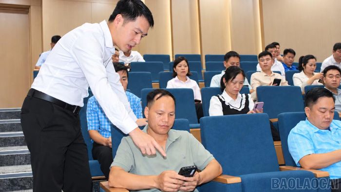 Các đại biểu được hướng dẫn sử dụng Hệ thống thông tin điều hành tác nghiệp Mặt trận Tổ quốc Việt Nam.