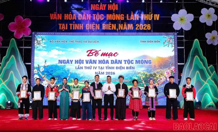 Ban tổ chức trao giải cho các tập thể, cá nhân đoạt giải.