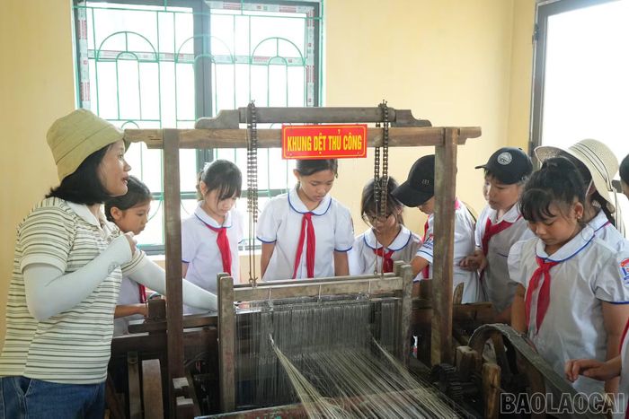 Học sinh tìm hiểu quy trình se tơ, dệt lụa thủ công.