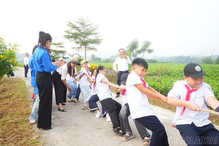 Học sinh tham gia trò chơi dân gian.
