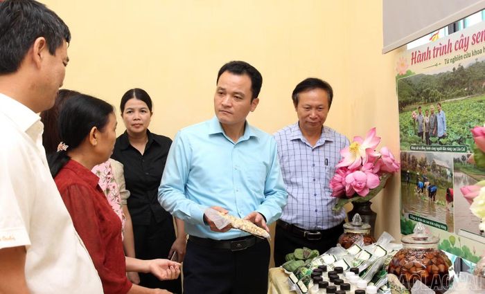 Phó Chủ tịch UBND tỉnh Giàng Quốc Hưng tìm hiểu các sản phẩm chế biến từ sen và trao đổi về định hướng phát triển, nâng cao giá trị kinh tế của cây sen tại địa phương.