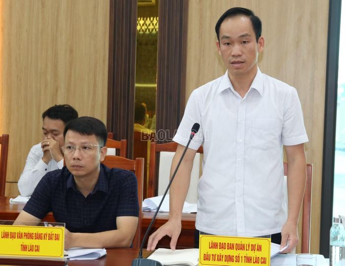 Lãnh đạo Ban quản lý dự án đầu tư xây dựng số 1 tỉnh Lào Cai phát biểu tại hội nghị.
