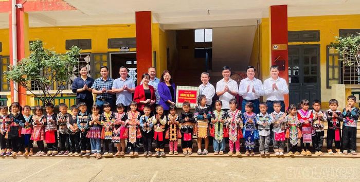 Đoàn đến thăm, kiểm tra và tặng quà thầy và trò Trường Phổ thông Dân tộc bán trú Tiểu học và Trung học cơ sở xã Tà Xi Láng.