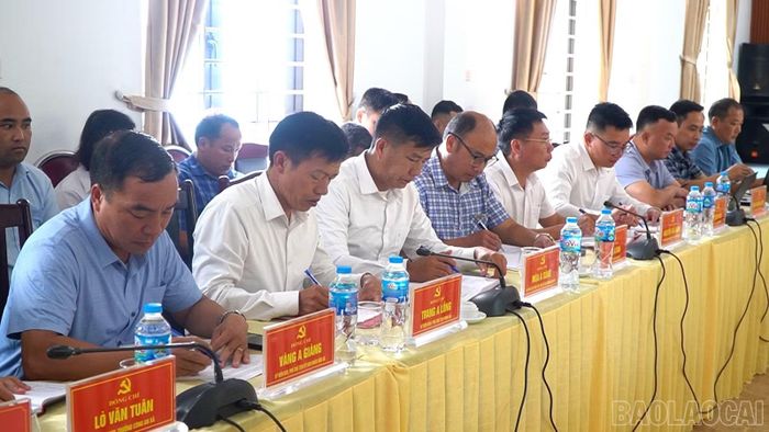 Các đại biểu tham dự buổi làm việc.