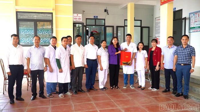 Đoàn công tác đến thăm, kiểm tra thực tế và trao quà tặng Trạm Y tế xã Tà Xi Láng.