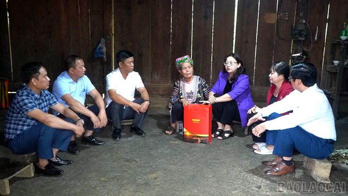Đoàn công tác đã đến khảo sát mô hình chăn nuôi trâu vỗ béo của gia đình bà Vàng Thị Sông tại điểm Tà Cao, thôn Xá Nhù và trao quà tặng gia đình.