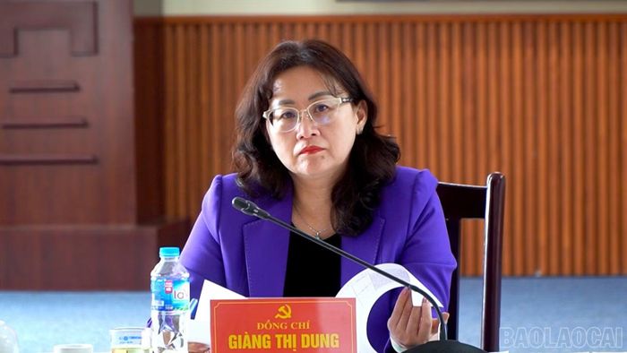 Đồng chí Giàng Thị Dung - Phó Bí thư Tỉnh ủy, Trưởng Đoàn đại biểu Quốc hội tỉnh Lào Cai dự buổi làm việc.