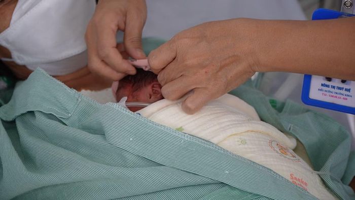 Bé L.M.C. được ủ ấm bằng phương pháp Kangaroo (chăm sóc da kề da với mẹ).