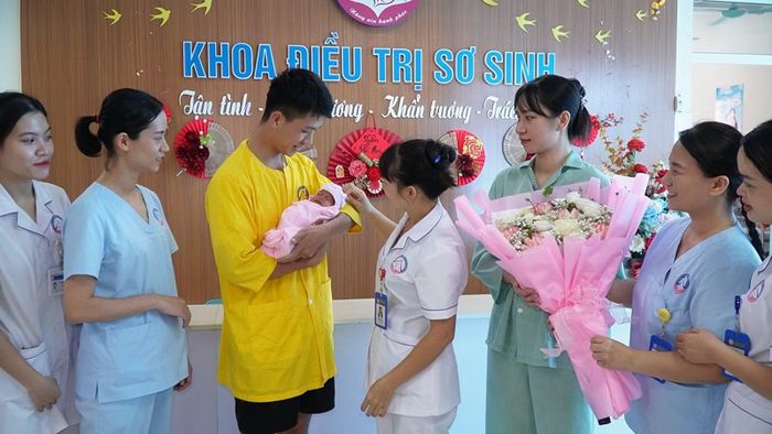 Đội ngũ y bác sĩ Khoa Điều trị Sơ sinh tặng hoa, chúc mừng gia đình chị Đào Thị Ánh trong ngày bé L.M.C. khỏe mạnh xuất viện sau 70 ngày điều trị.