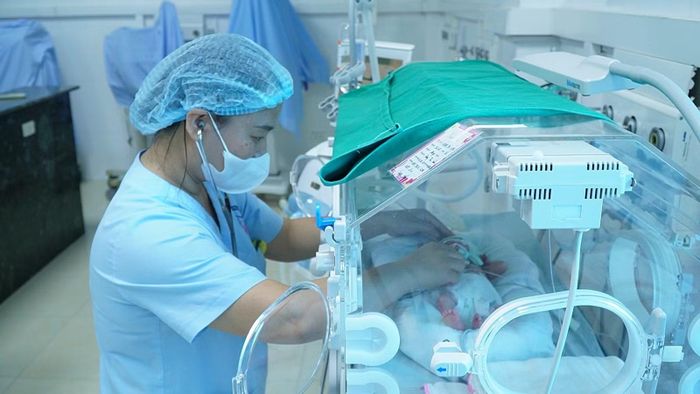 Trẻ sinh cực non, nặng 700 gram được theo dõi, chăm sóc và điều trị chuyên sâu tại bệnh viện.