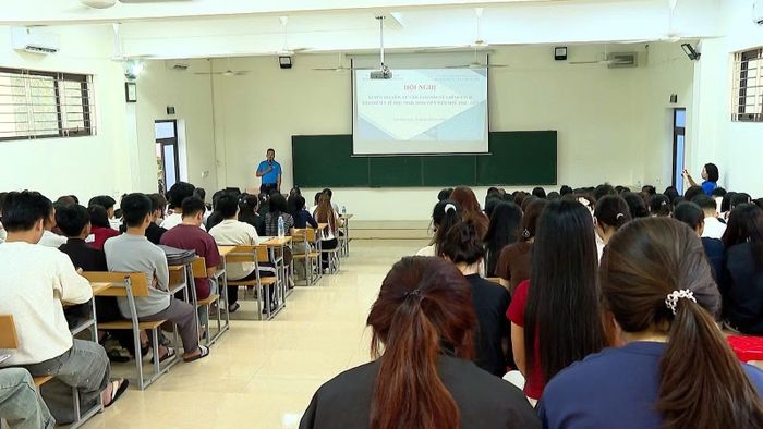 Hơn 300 sinh viên Trường Cao đẳng nghề Yên Bái tham gia buổi tuyên truyền chính sách BHYT.