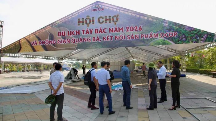  Đồng chí Vũ Thị Hiền Hạnh - Phó Chủ tịch UBND tỉnh Lào Cai kiểm tra khu vực Hội chợ Du lịch Tây Bắc năm 2026 và Không gian quảng bá, kết nối sản phẩm OCOP. 