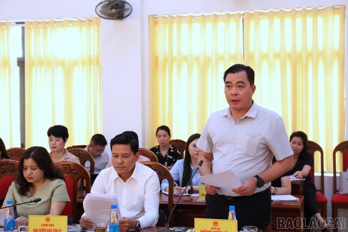 Lãnh đạo Sở Văn hoá, Thể thao và Du lịch báo cáo tiến độ công tác tổ chức lễ hội.