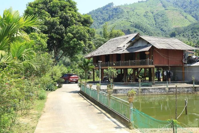 Những nếp nhà sàn và cảnh quan miền quê thu hút du khách đến nghỉ dưỡng, trải nghiệm.