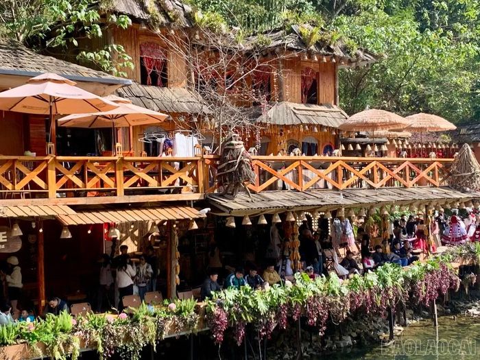 Bản Cát Cát là điểm đến thu hút du khách khi đến Sa Pa.