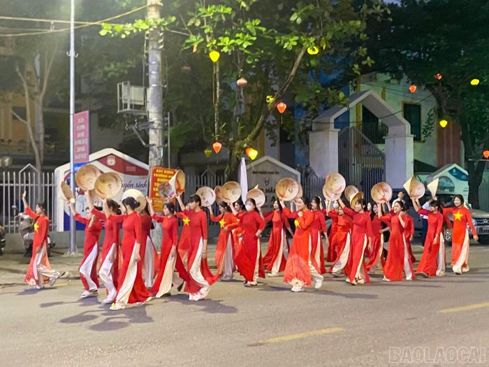 Đội hình học sinh Trường THPT Nghĩa Lộ trình diễn văn hóa dân tộc Kinh.