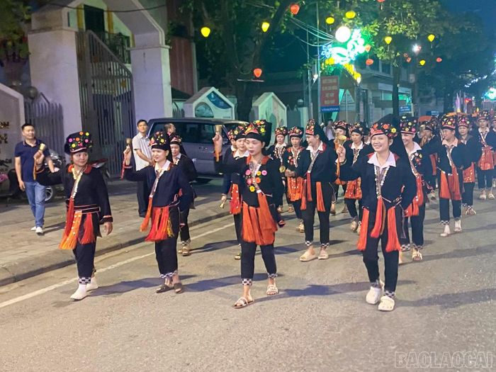 Đội hình xã Gia Hội trình diễn văn hóa dân tộc Dao.