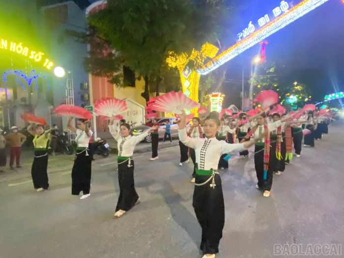 Đội hình phường Trung Tâm trình diễn văn hóa dân tộc Thái.