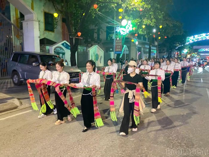 Đội hình phường Cầu Thia trình diễn văn hóa dân tộc Thái.