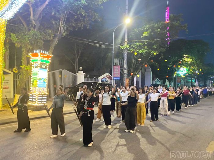 Đội hình phường Nghĩa Lộ trình diễn văn hóa dân tộc Khơ Mú.