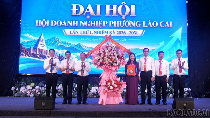 Lãnh đạo Đảng ủy, HĐND và UBND phường Lào Cai phát biểu và chúc mừng đại hội.
